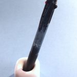 ダイソーの歯ブラシスタンドが「ペン立て」にもなる!こりゃ邪魔にならなくていいわ〜