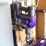 ダイソン ハンディークリーナー DC43 の置き場に困ったので壁掛けブランケットを購入してスッキリ!