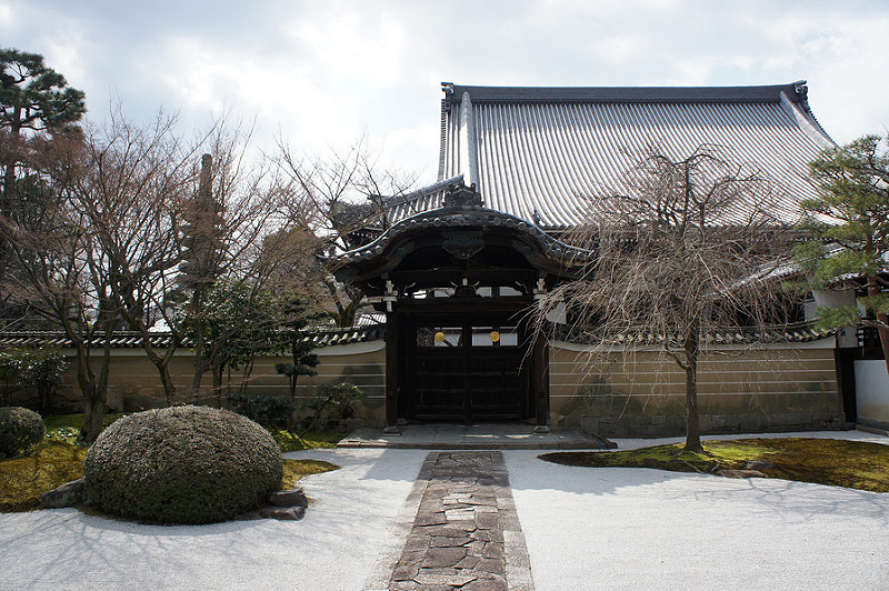 龍華飛翔（四海唱導）の庭から見る勅使門／妙顕寺(Myoken-ji Temple)