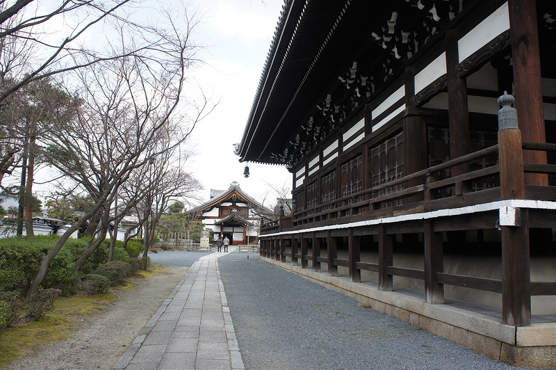 本堂の横から方丈へ／妙顕寺(Myoken-ji Temple)