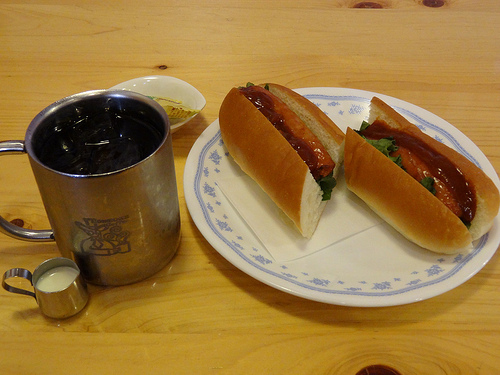 コメダ珈琲店のアイスコーヒー＆チリドッグ