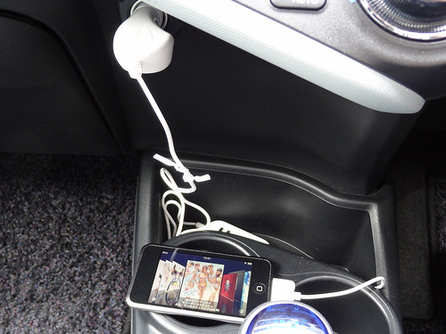 シガーソケットにさしてiPod touchを充電しながらFMトランスミッターで音楽を聞く