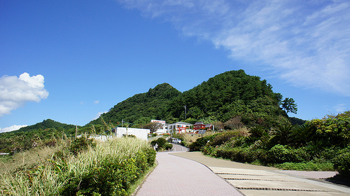 長崎鼻から見た龍宮神社