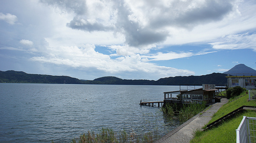 池田湖(右側)