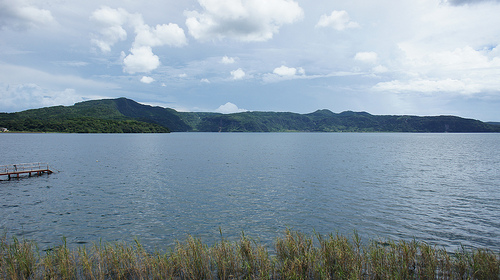 池田湖(中央)