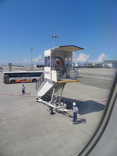 関西国際空港 タラップとバスが待機