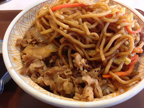 すき家「やきそば牛丼」