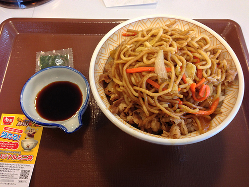 すき家「やきそば牛丼」